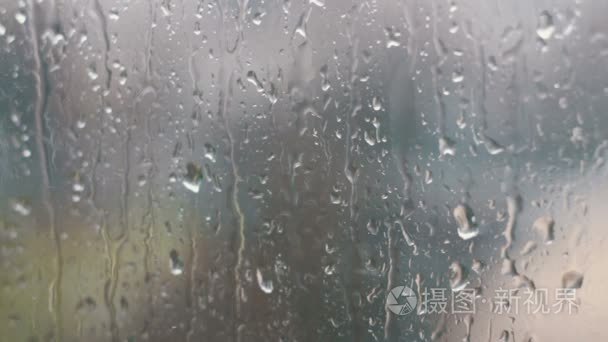 雨滴在玻璃上的春天的下午视频