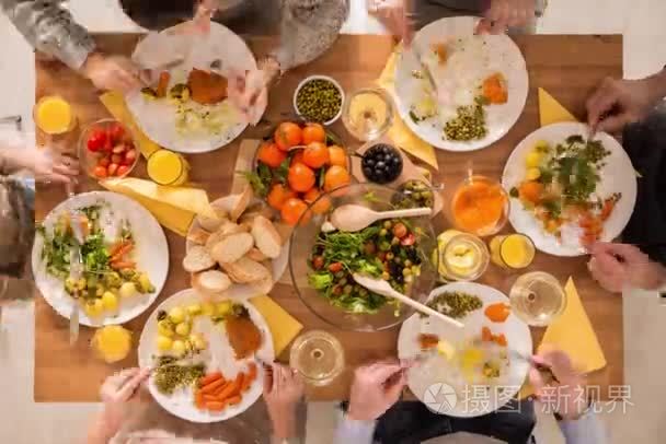 家庭饮食健康的膳食和擦桌子视频