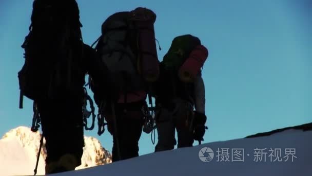 阿尔泰山中徒步旅行的游客视频