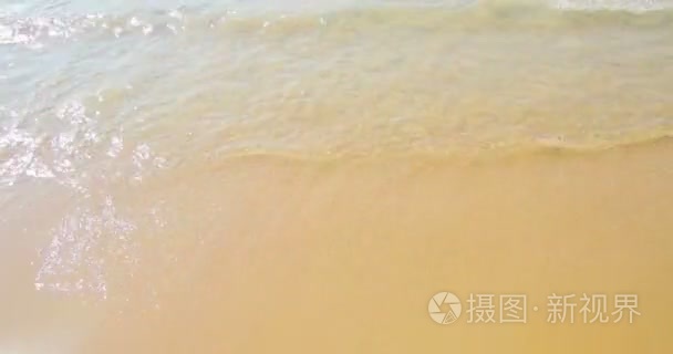 金色的沙滩，夏天时间到假日海滩和热带海波浪运动与