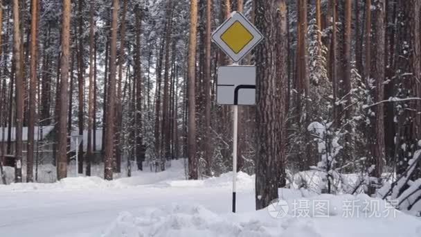 道路标志优先路在雪林