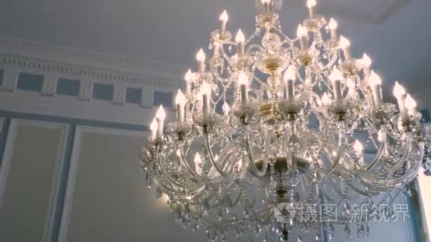 豪华大水晶吊灯挂在宫视频