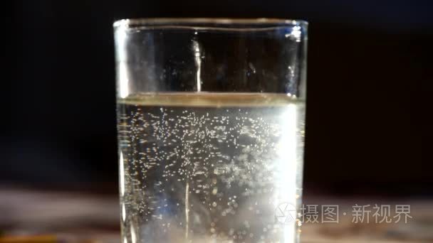 刷涂成在水中视频