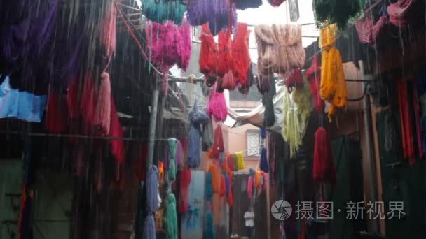 彩色染色的纱线干在摩洛哥街头视频