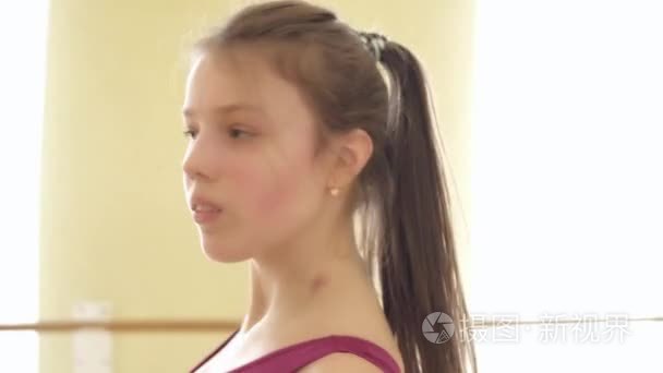 十几岁的女孩跳舞在舞蹈工作室视频