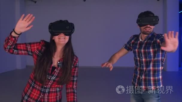 惊讶的夫妇经历虚拟现实仿真视频
