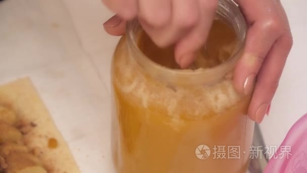 女人手加蜂蜜与苹果馅饼的面团视频