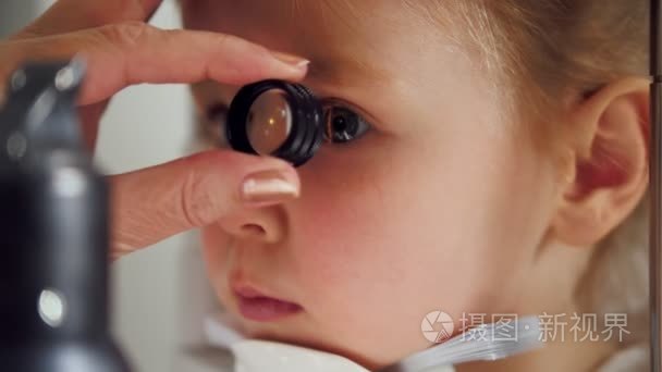 Childs 眼科医生验光检查视力的小女孩