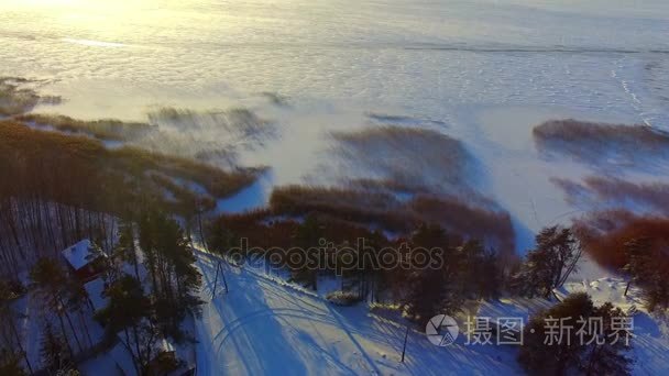 的飞行在下雪结冰的湖面