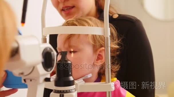 蔡尔兹-眼科-保健医生检查视力在小女孩