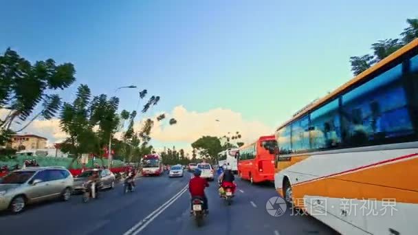 滑板车沿交通道路视频