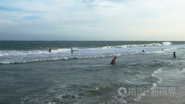 亚洲胖子跳进海浪海边