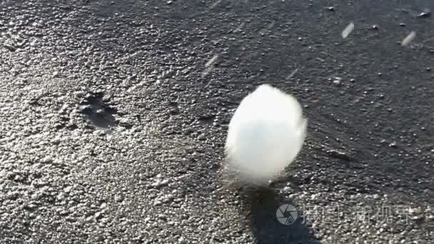 雪球在慢动作中符柏油路上视频