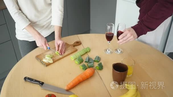 特写女人手在砧板上的切洋葱