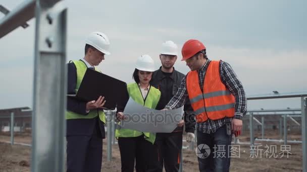 在太阳能电池板领域的蓝图的人