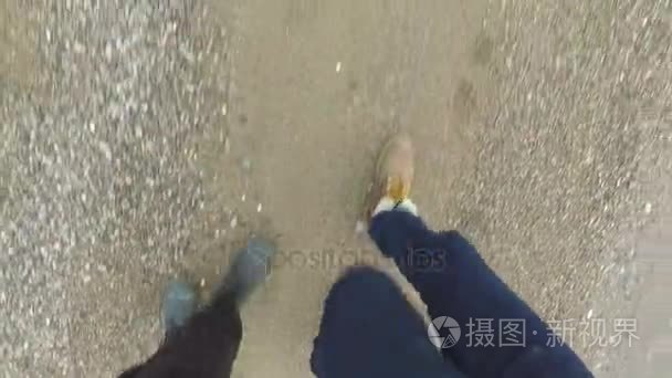 走动的人们用靴子沙质海滩视频