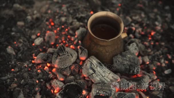 传统工艺烧煤的土耳其咖啡视频