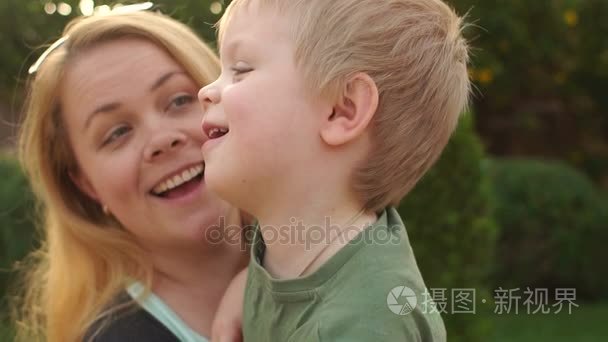 在公园里笑妈妈和宝宝的肖像视频