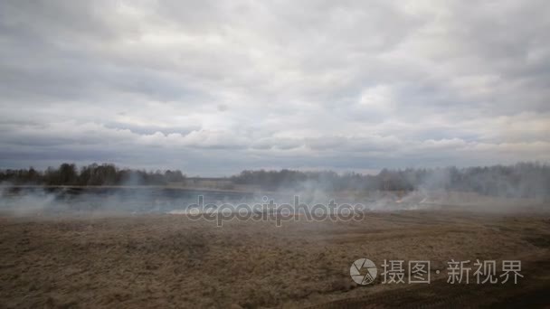 乾草燃烧在农地上鸟瞰图视频