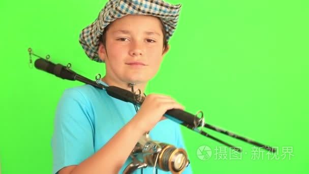 男孩和他的鱼竿的合影视频