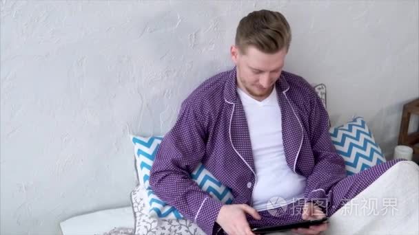 平板电脑在社会集成式聊天的男人.在睡衣男短视频