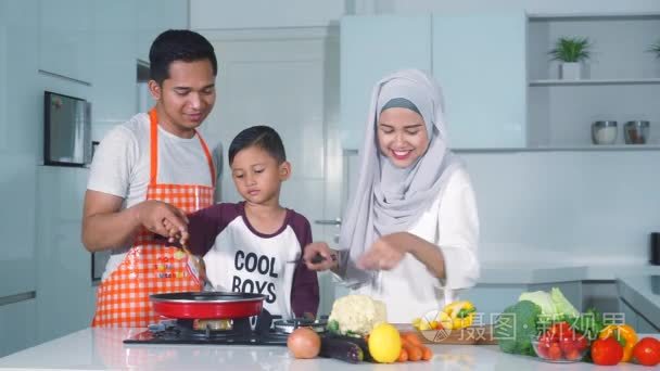 家庭烹饪蔬菜在厨房视频