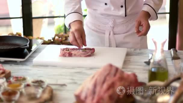 生牛肉牛排配香料视频