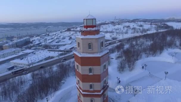 在摩尔曼斯克中心旅游观光的灯塔。北俄罗斯雪寒冷的冬天极地的第一个日出