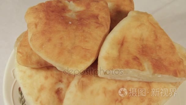 土豆在浅色背景上旋转的馅儿饼视频