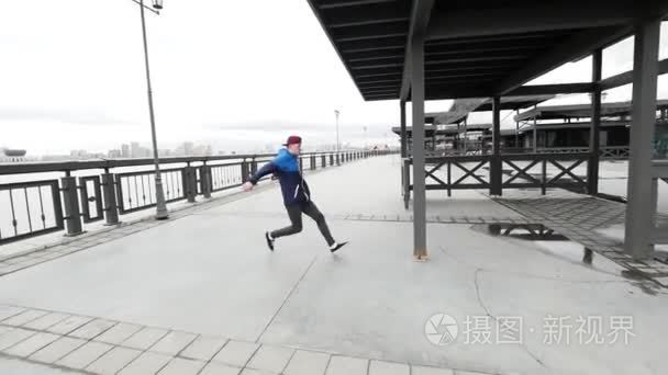 免费的运行少年跳跃翻转在公园 跑酷 慢动作