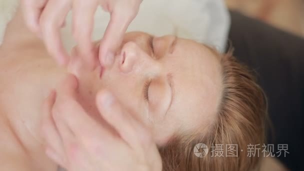 男装手为女人做面部按摩视频