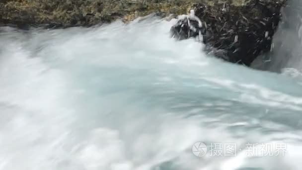 海水花在洞穴中慢动作视频