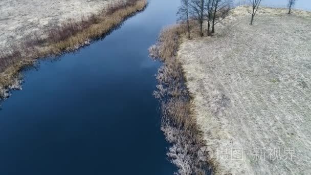 水田和湖泊在春天的鸟瞰图视频