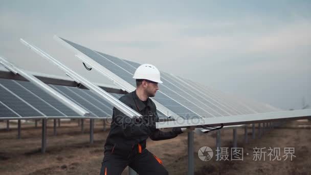 工人安装太阳能光伏板视频