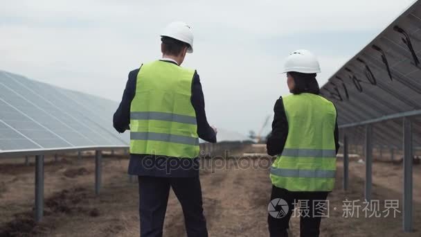 工程师在太阳能电池中去视频