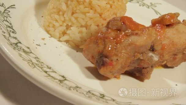 在家就餐的鸡肉和米饭视频