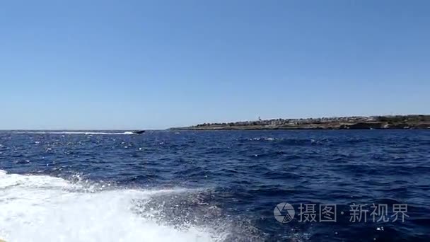 水和船在蓝色的海的踪迹的全景视频