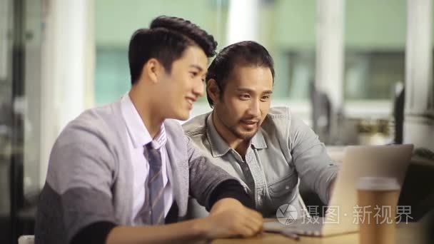 亚洲商务男装庆祝成功和成就视频