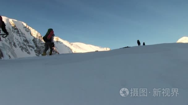 阿尔泰山中徒步旅行的游客视频