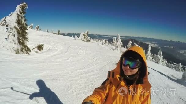 几人后裔从雪山滑雪视频