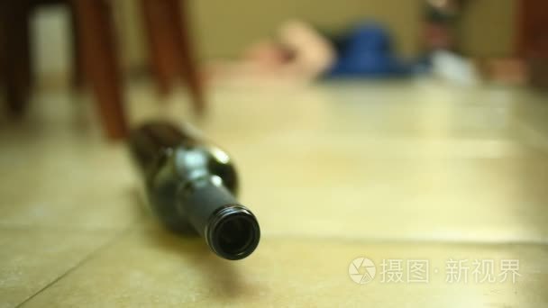 女人喝酒，女人手中的瓶子。空瓶酒精女人躺在地上的背景下视频