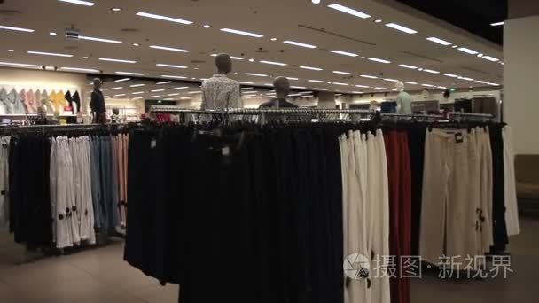 内部的时尚店与不同的衣服视频