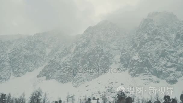 那个女孩正在学习背景下的雪山地图