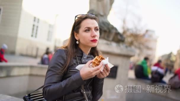 女人在度假吃维也纳人的华夫饼视频