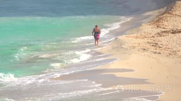 远处的人行走在坎昆海滩视频