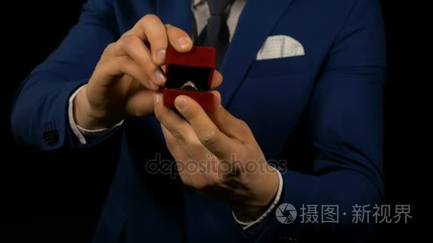 优雅的手人持有和戒指里面呈现珠宝盒