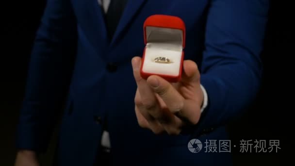 商人提出并显示订婚戒指盒