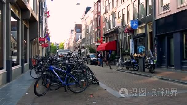 自行车停在街中的行视频