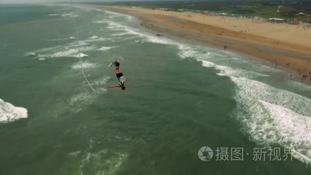 女人蹦极跳从起重机视频