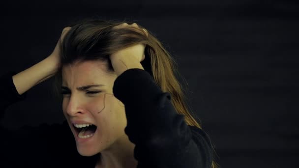 年轻女子尖叫和哭泣绝望特写慢动作